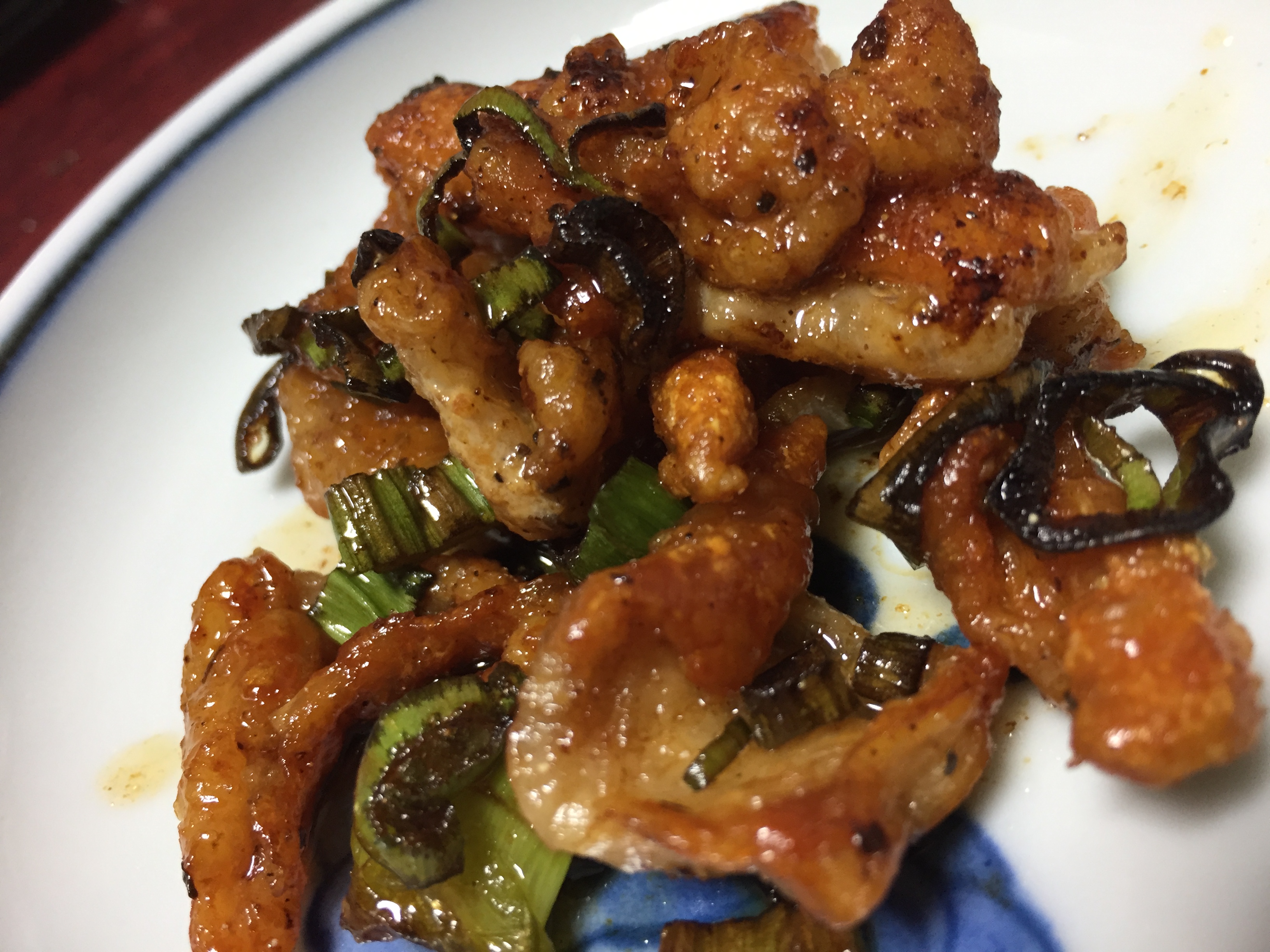 鶏皮のサクサク照り焼き仕立て　青ネギ風味