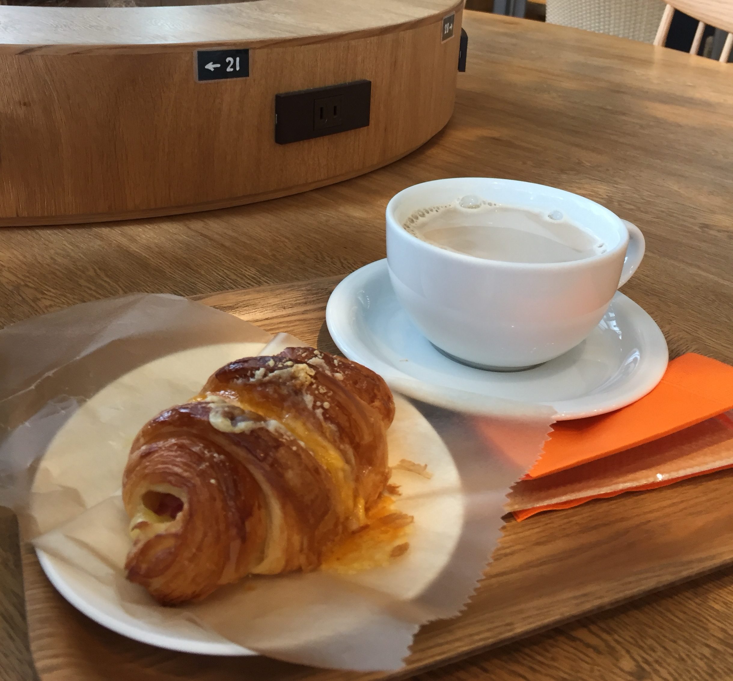 京橋駅7番出口 電源カフェ cafe&bakery GGCo.(ジージーコー)