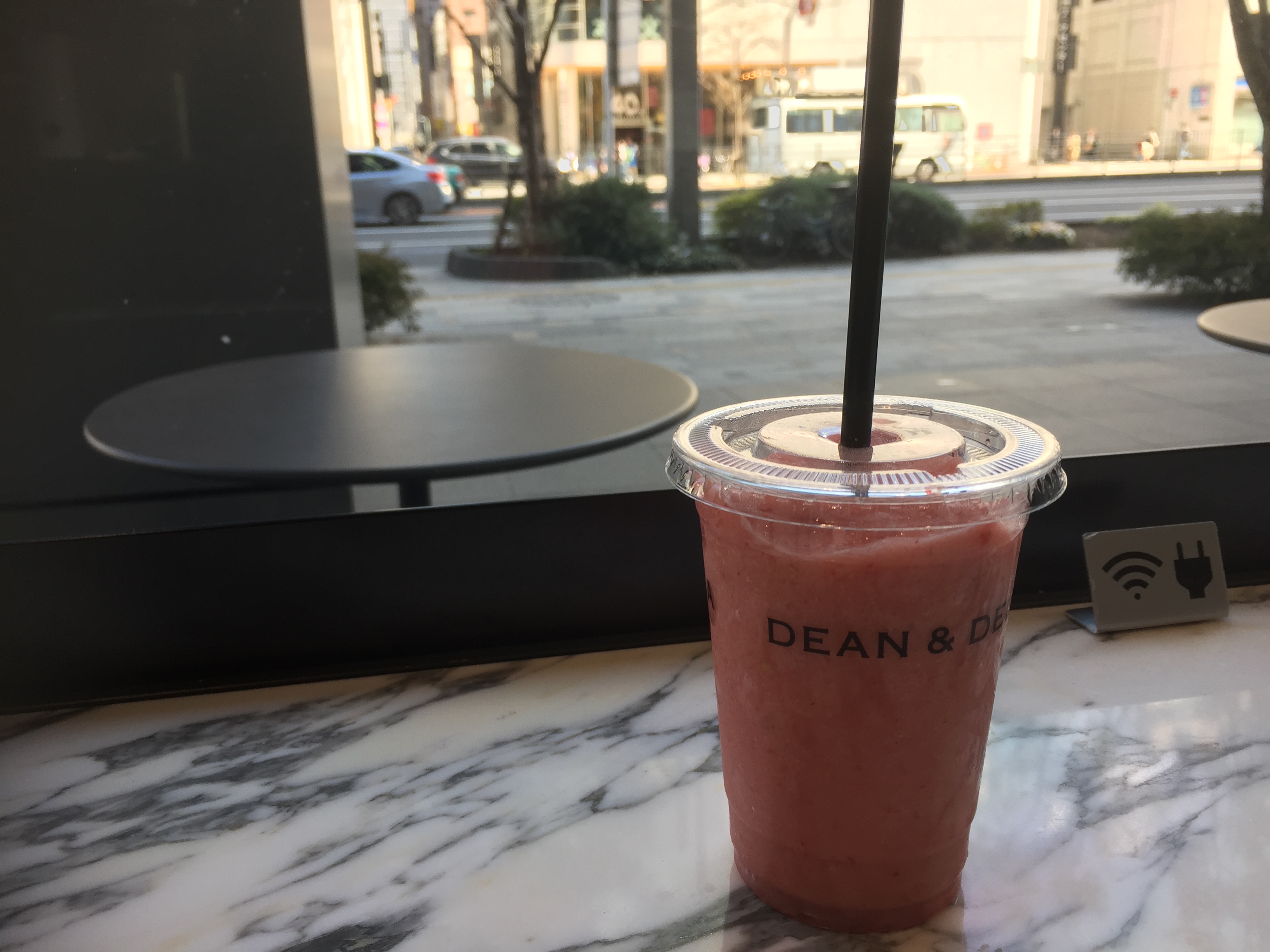 東京駅八重洲南口 電源カフェ DEAN & DELUCA カフェBMW GROUP TERRACE