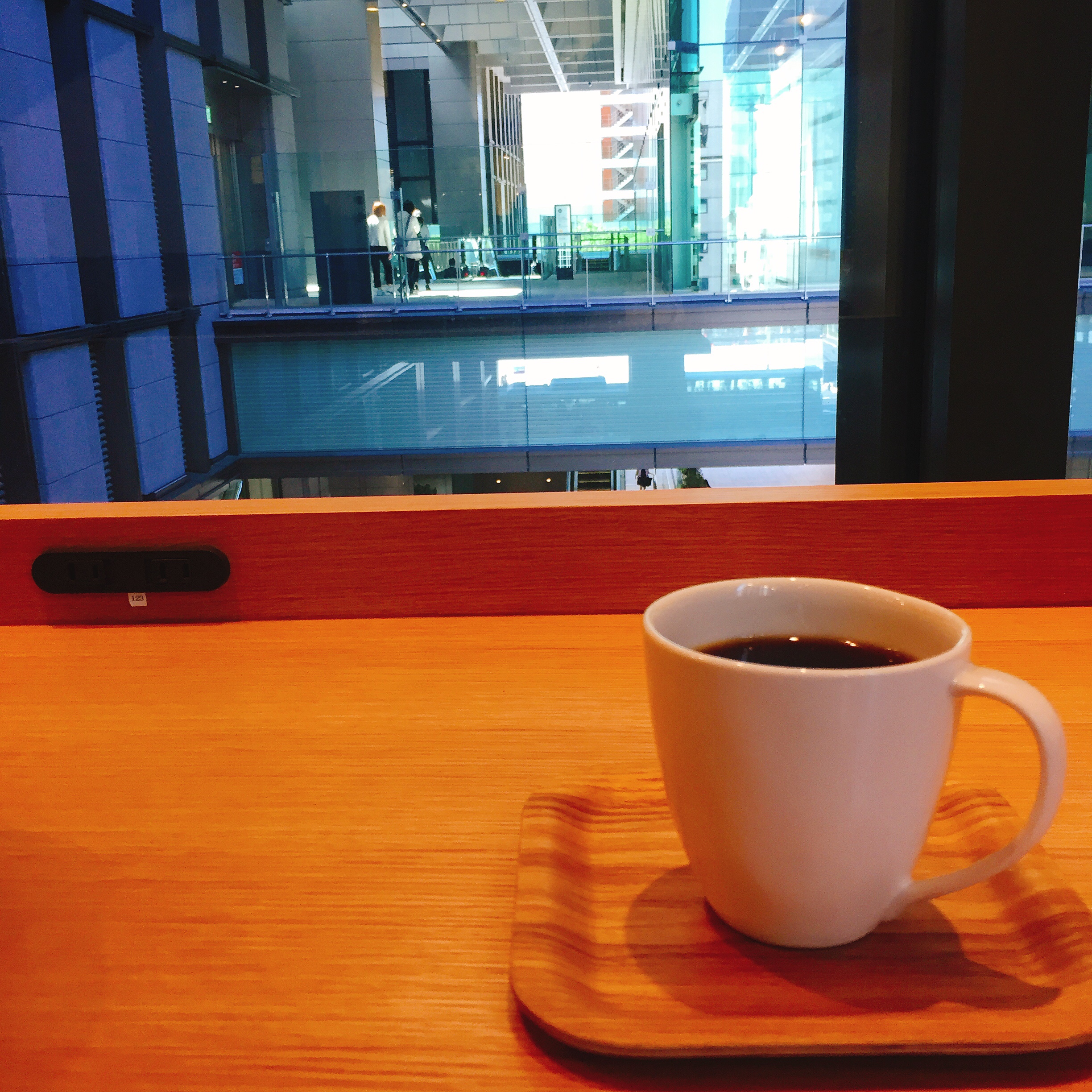 京橋 電源カフェ Mi Cafeto Cafe & Brasserie SENQ KYOBASHI(ミ・カフェート・カフェ&ブラッセリー・センク・キョウバシ)