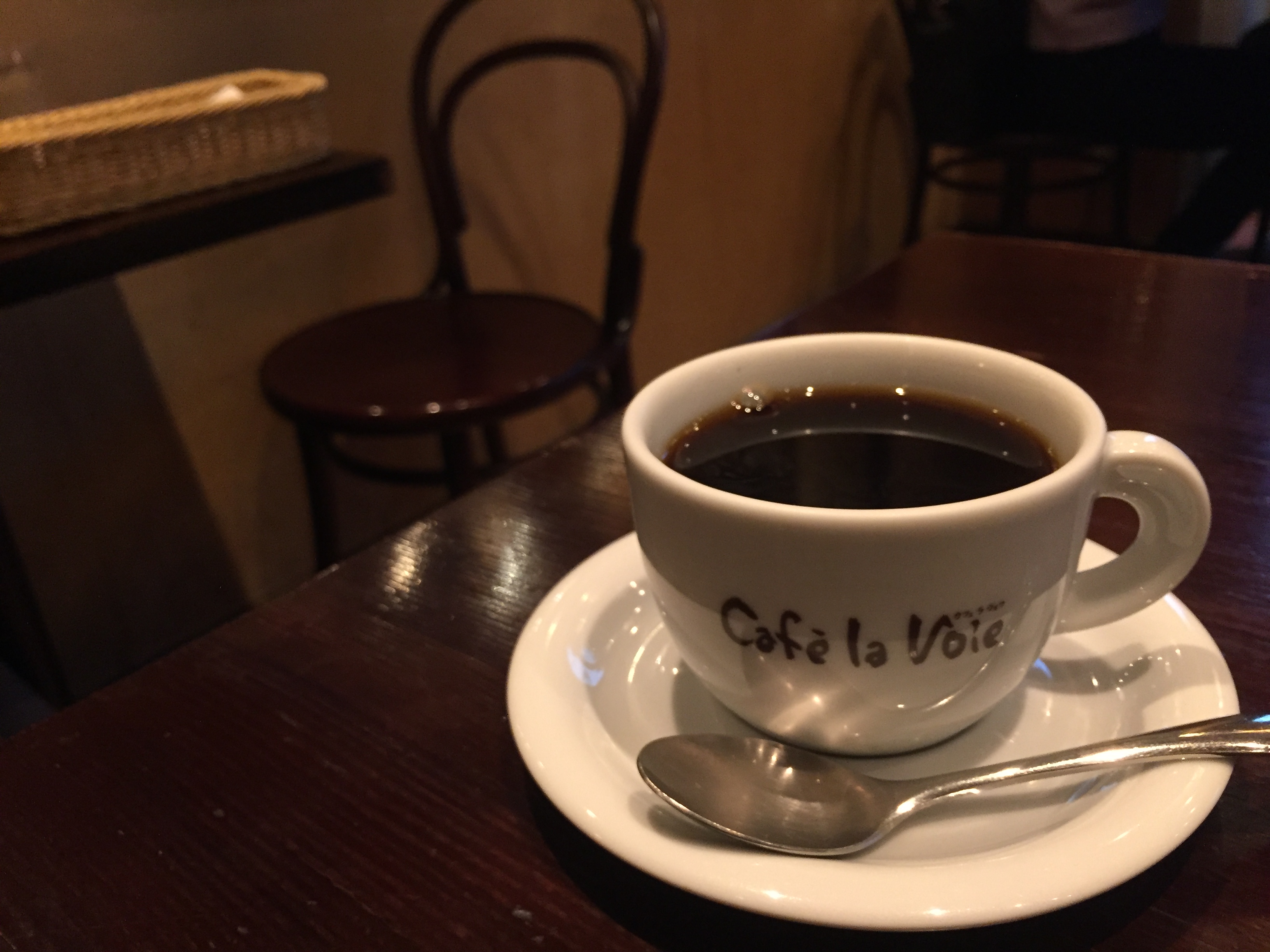 新宿駅西口　電源カフェ　Café la voie（カフェ ラ ヴォワ）　かどやホテル