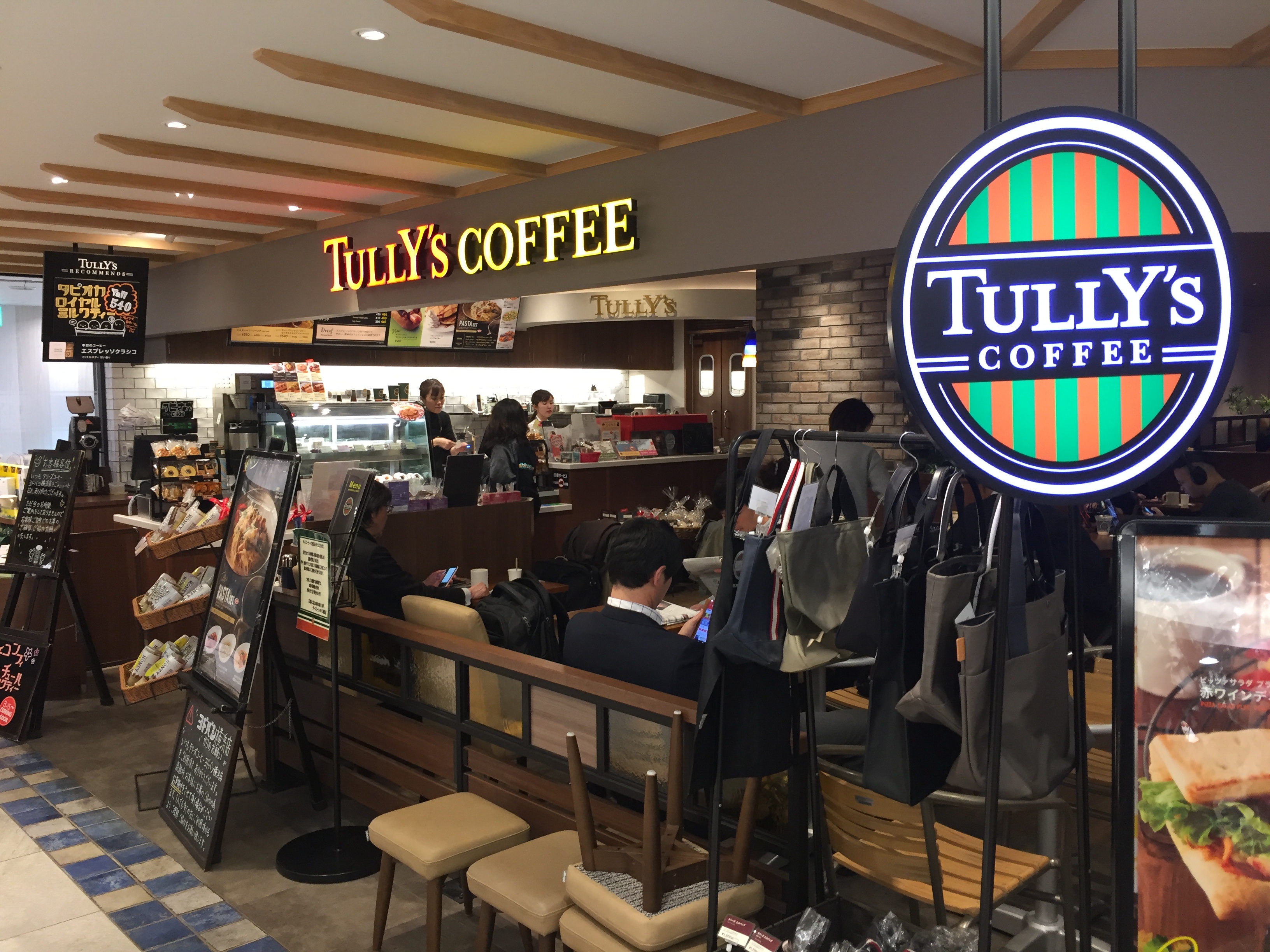 横浜駅西口　電源カフェ　タリーズコーヒー ヨドバシ横浜店