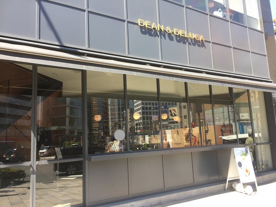 外苑前駅3番出口 電源カフェ DEAN & DELUCA カフェ青山