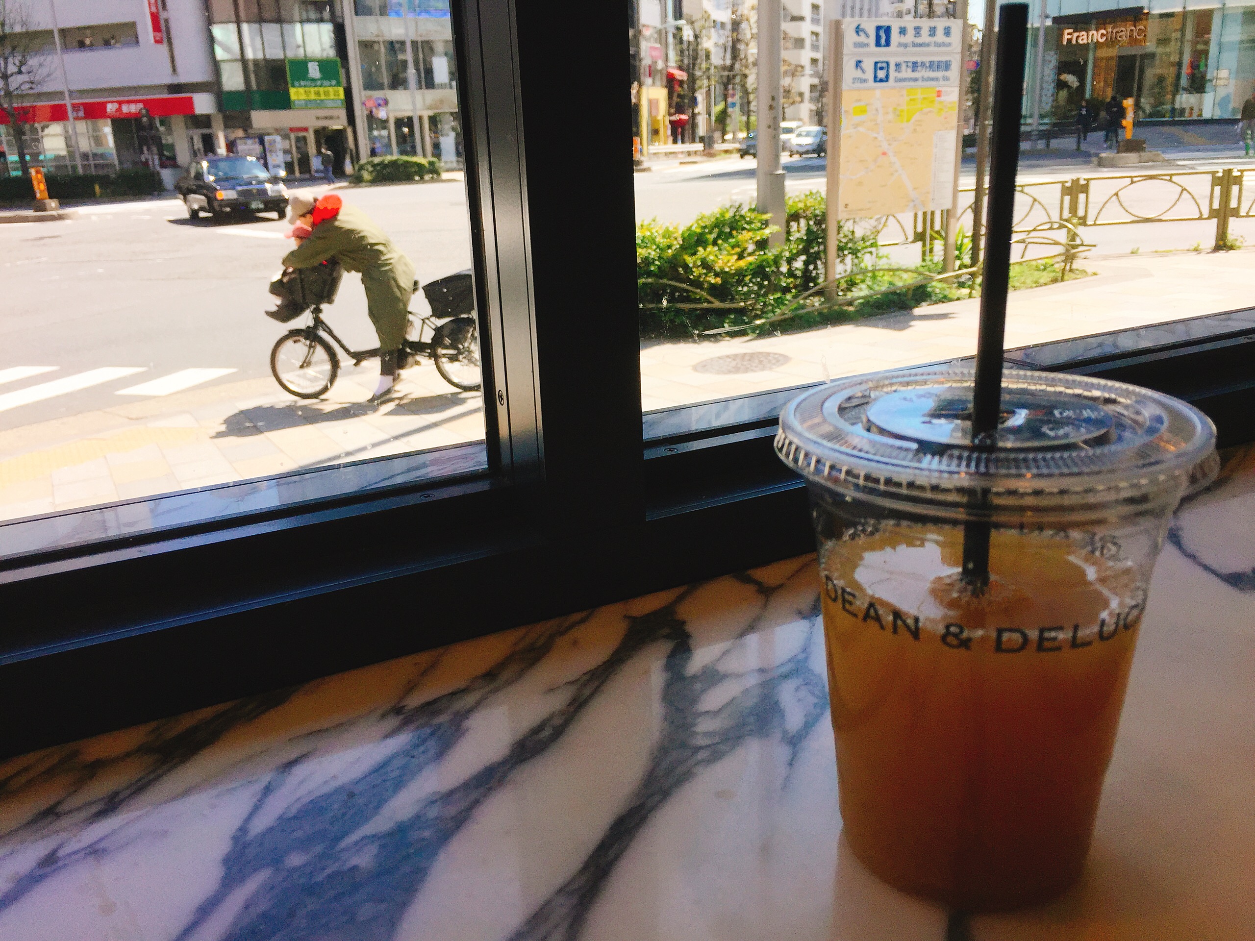外苑前駅3番出口 電源カフェ DEAN & DELUCA カフェ青山