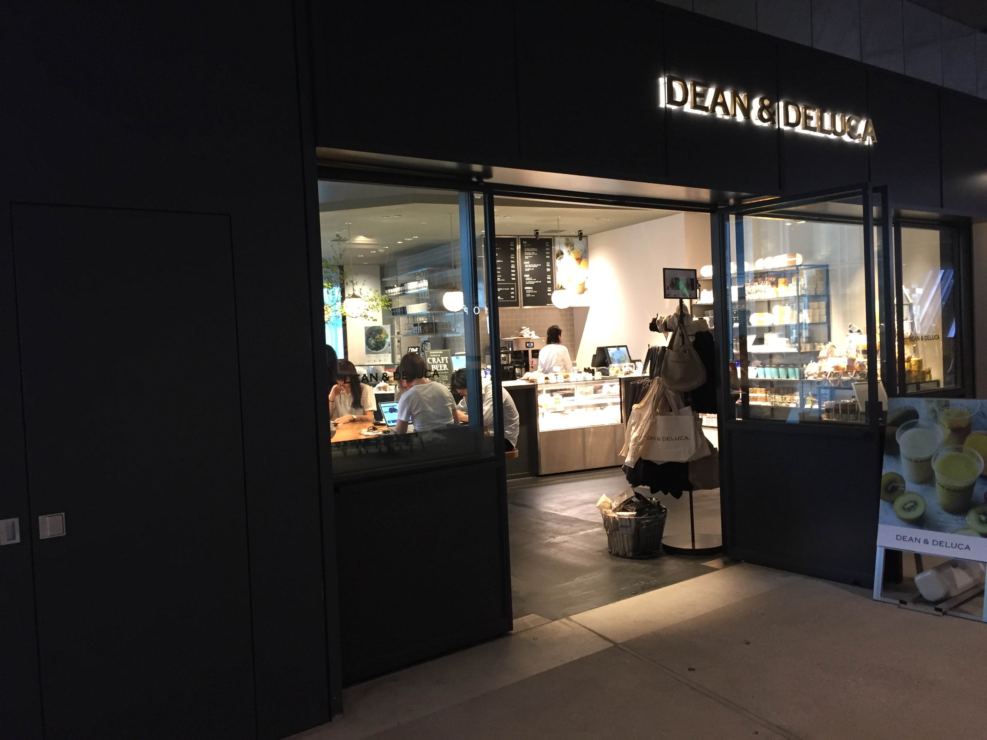 渋谷駅東口 電源カフェ DEAN & DELUCA カフェ渋谷ストリーム