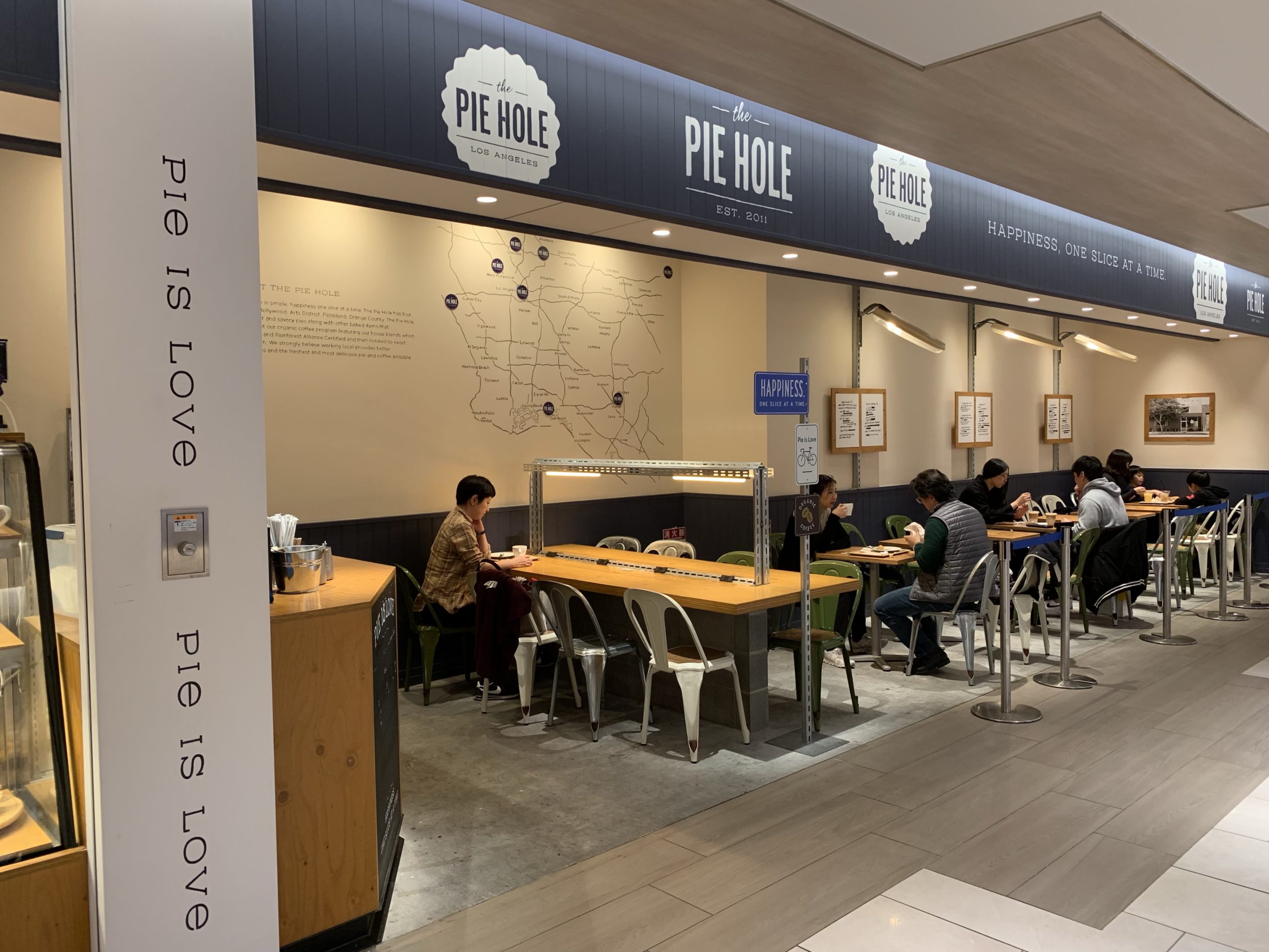 銀座駅A4 電源カフェ ザ パイホールロサンゼルス GINZA SIX