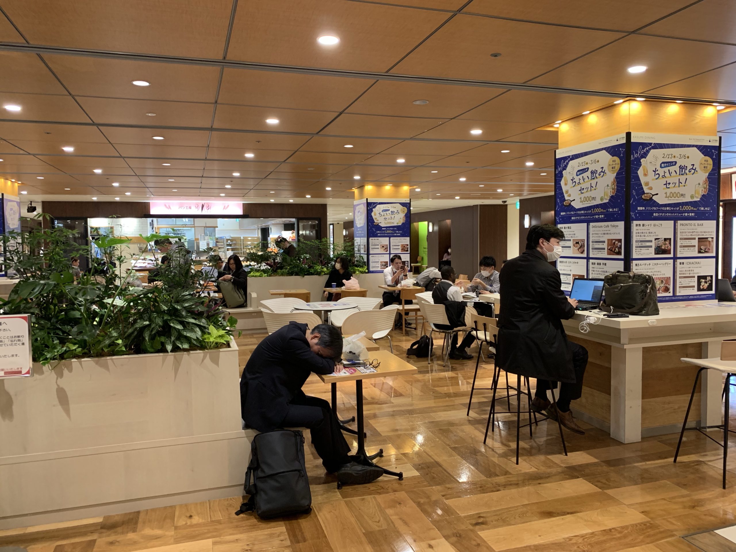 虎ノ門駅11番出口 電源カフェ  霞が関ビル店地下1階イートインスペース Wi-Fi