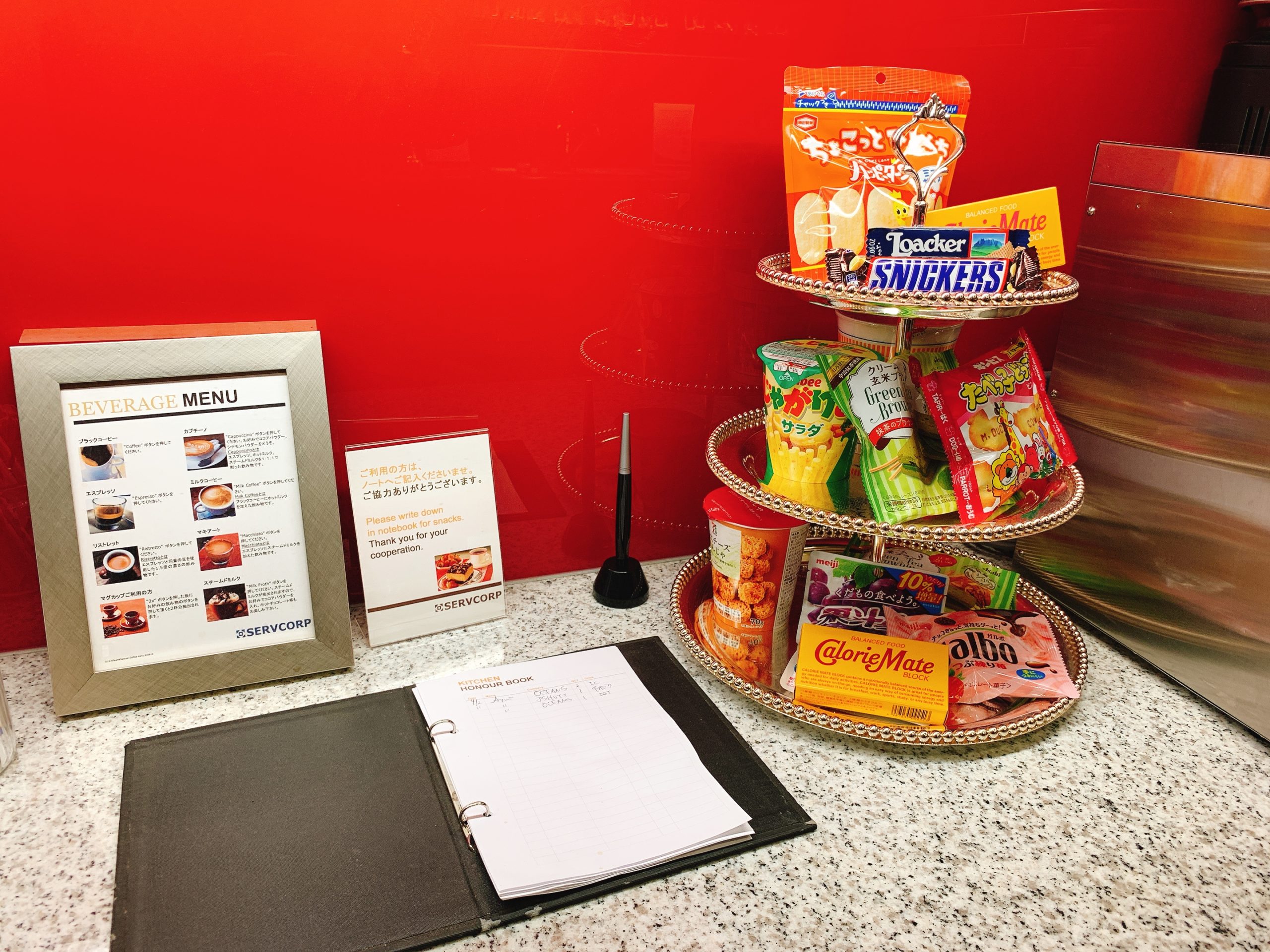 冷蔵庫内ドリンクやカウンターにあるフードは飲食した分だけ有料