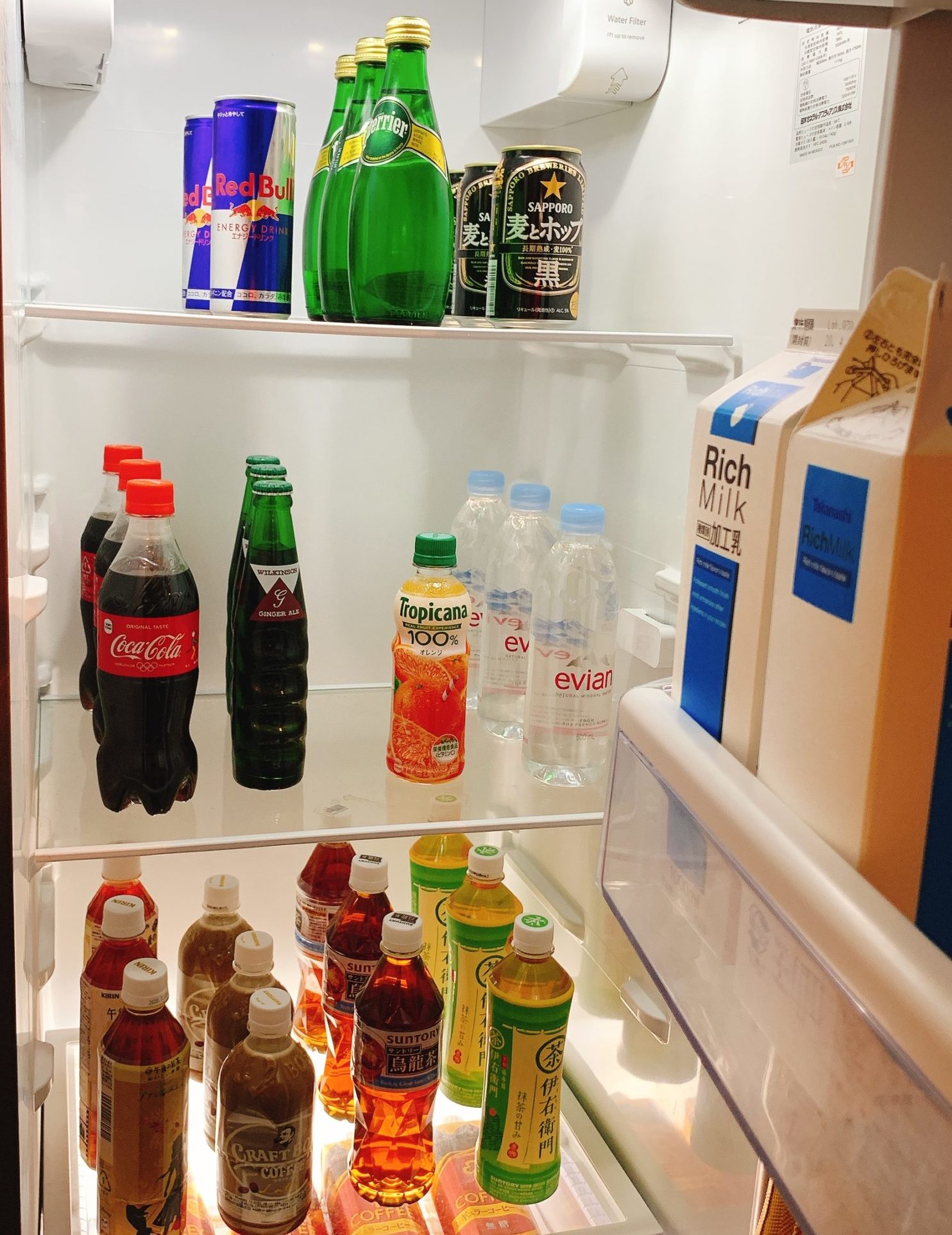 冷蔵庫内ドリンクやカウンターにあるフードは飲食した分だけ有料