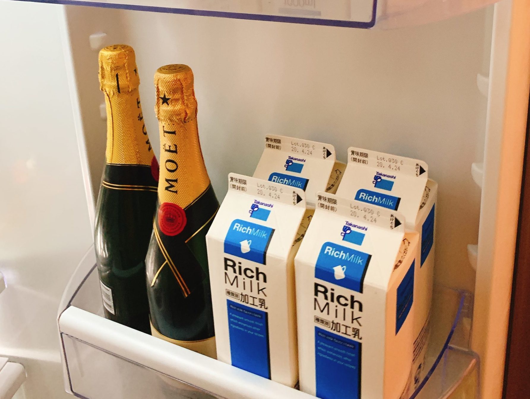 冷蔵庫内ドリンクやカウンターにあるフードは飲食した分だけ有料