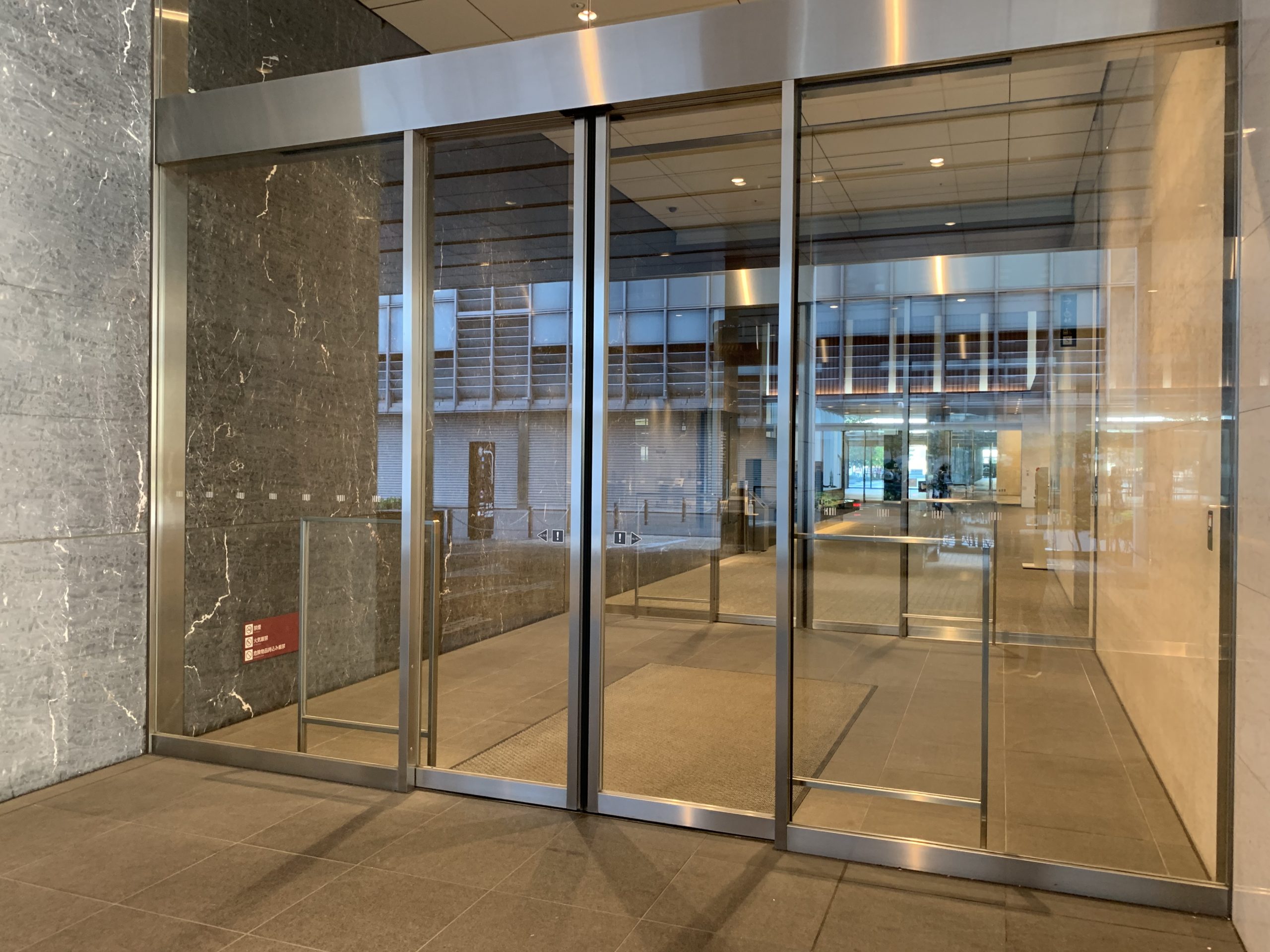 最寄駅からのアクセス 丸の内トラストタワー サーブコープ