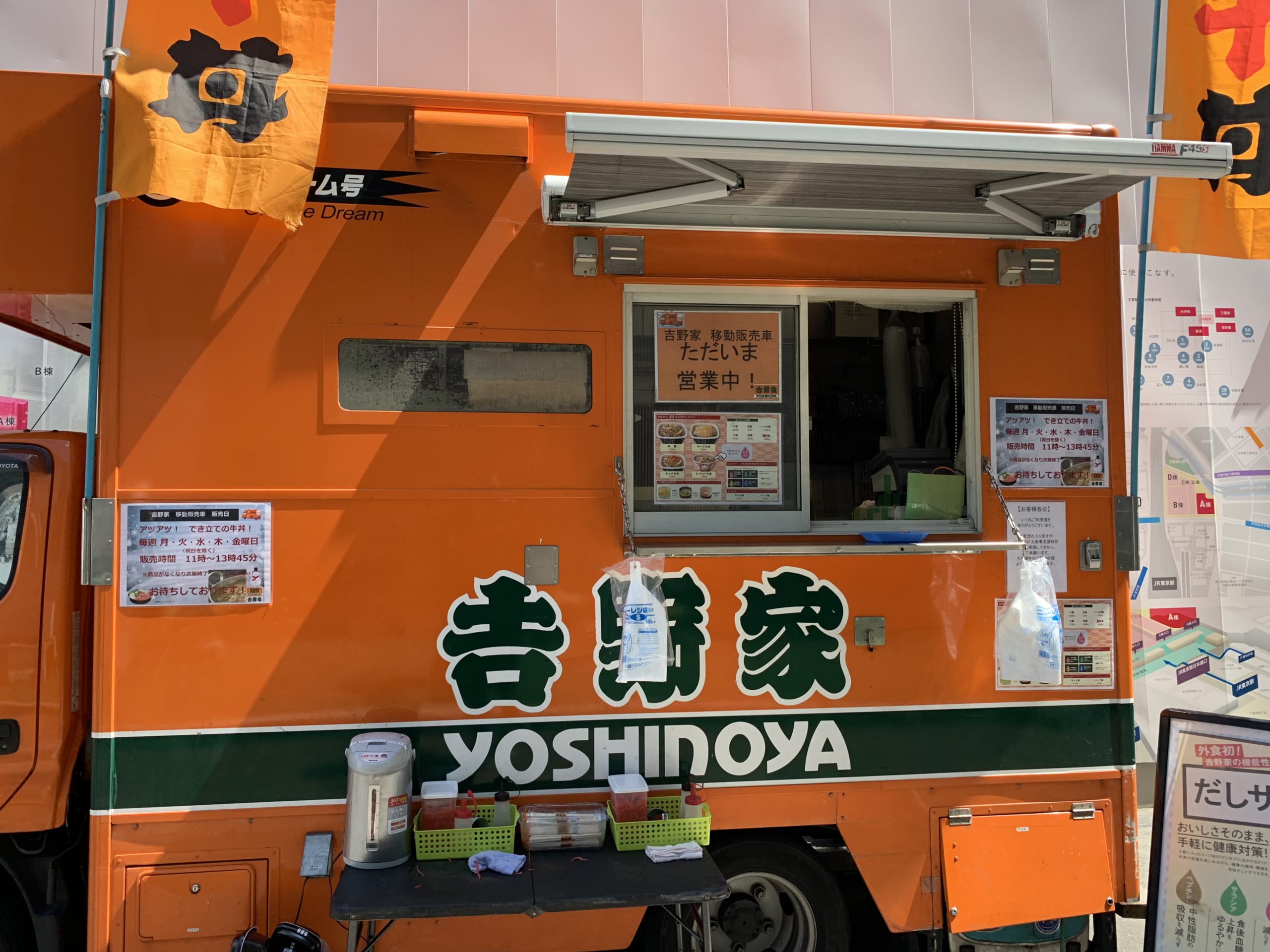 パソナビル前広場のキッチンカースペース 吉野家