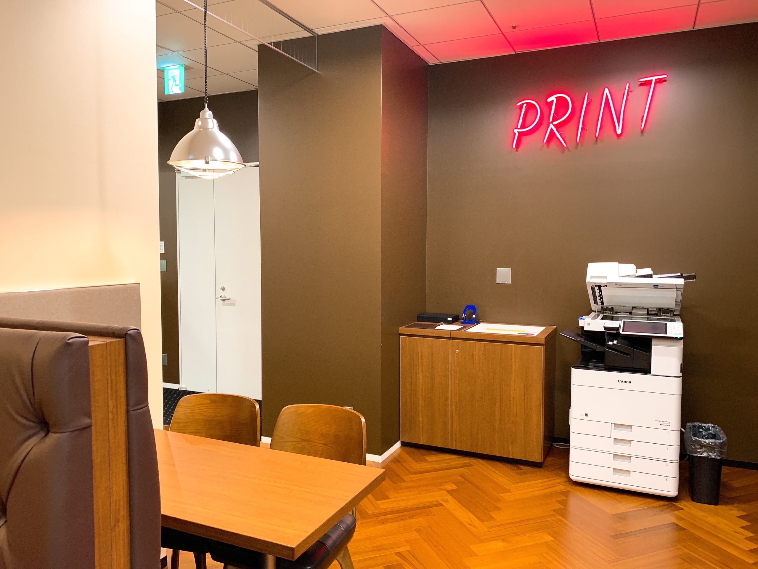 サーブコープ丸の内二重橋ビル3階の作業効率抜群なミーティングデスク