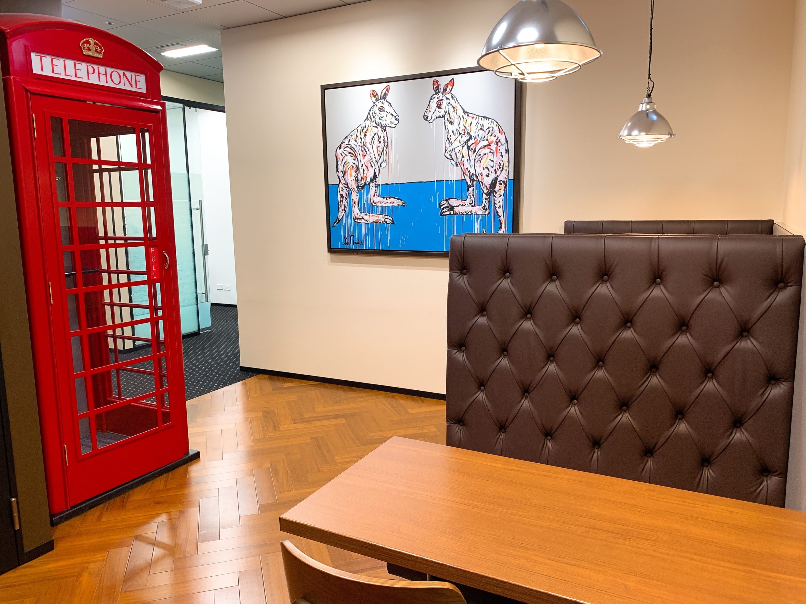 ミーティングデスク サーブコープ丸の内二重橋ビル3階コワーキング利用スペース