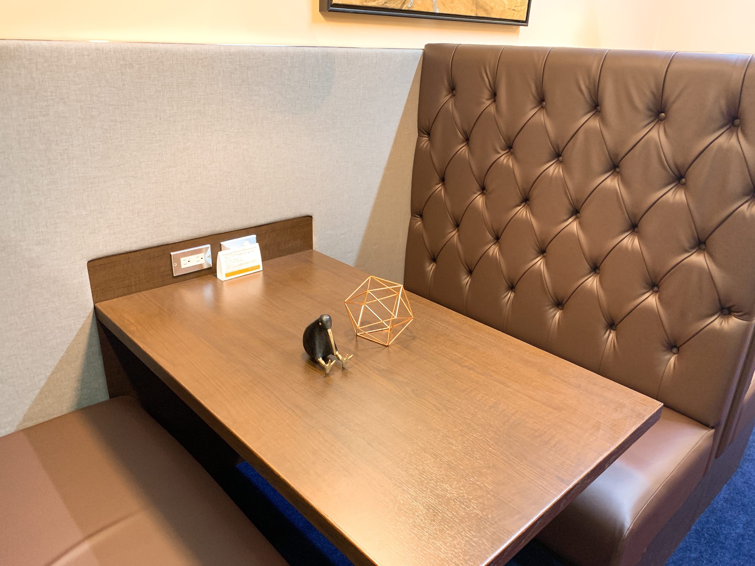 ミーティングデスク　サーブコープ新宿オークシティ日土地西新宿ビル