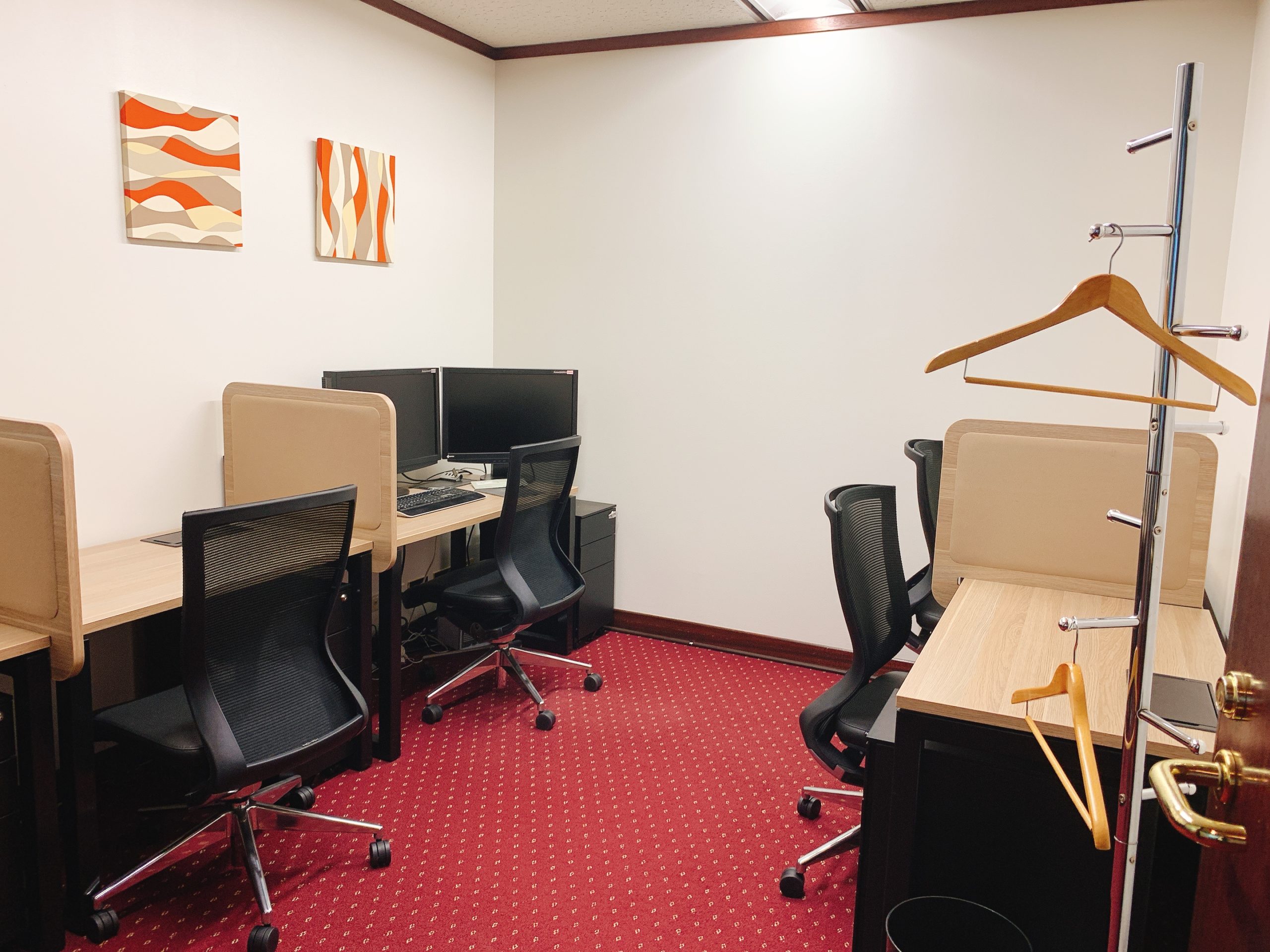 専用デスク契約用コワーキングデスク サーブコープ新宿野村ビル