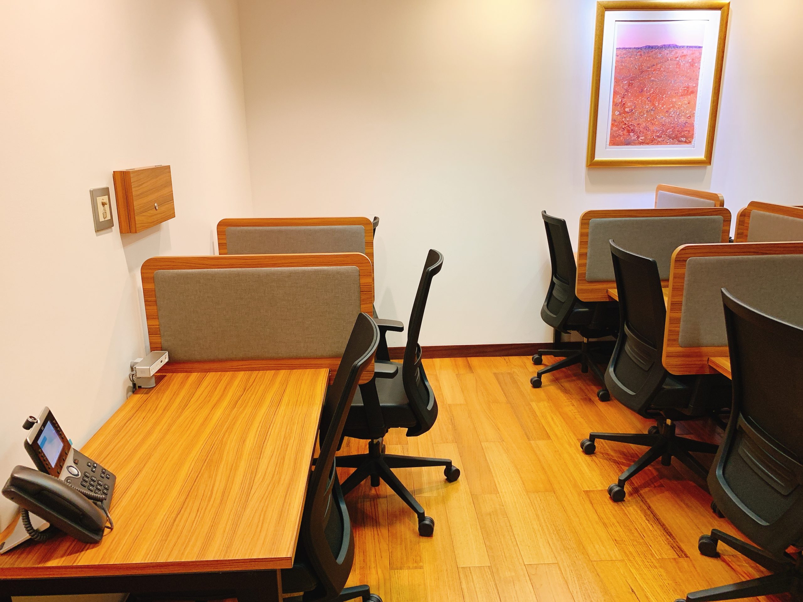 コワーキングデスク サーブコープ新宿野村ビル