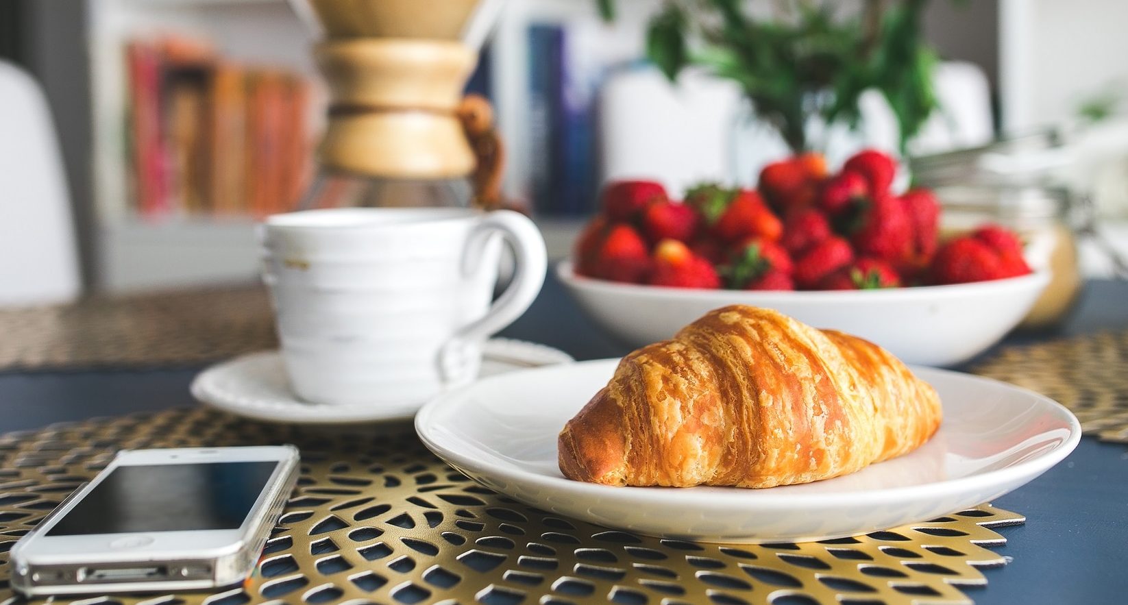 大阪駅サウスゲート 電源カフェ DELI CAFE KITCHEN(デリカフェ・キッチン)大阪mido