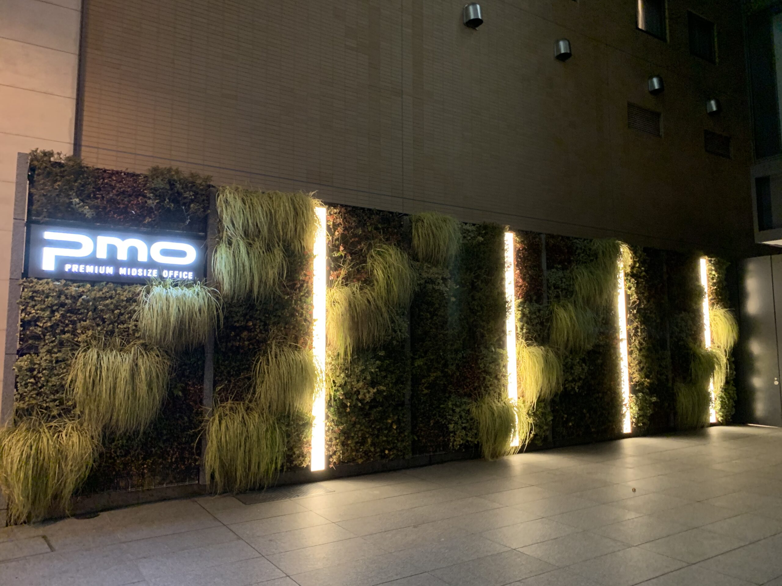 西新宿駅C12 H¹O西新宿 Wi-Fi