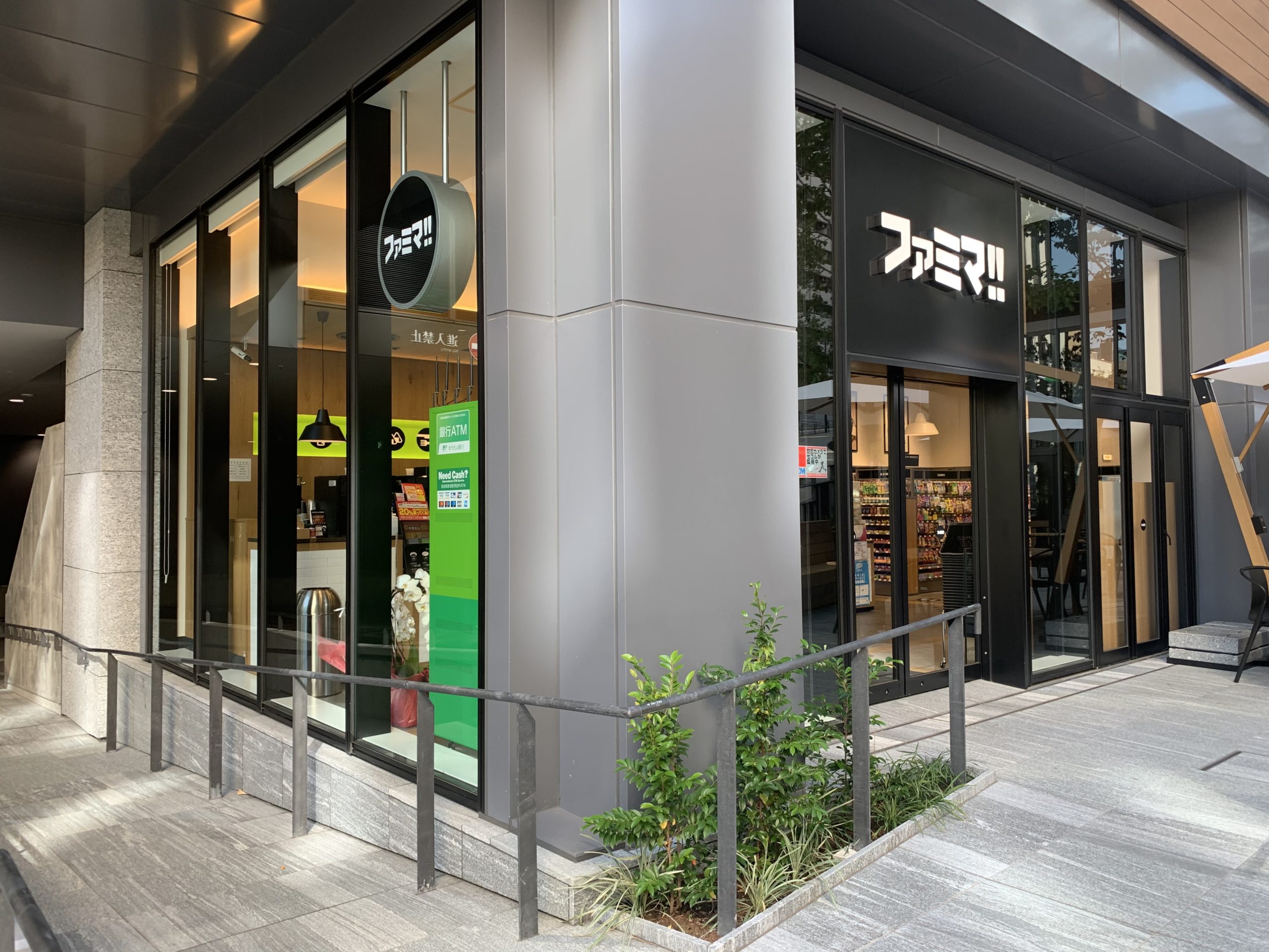 最寄のコンビニはファミマ東京ワールドゲート店