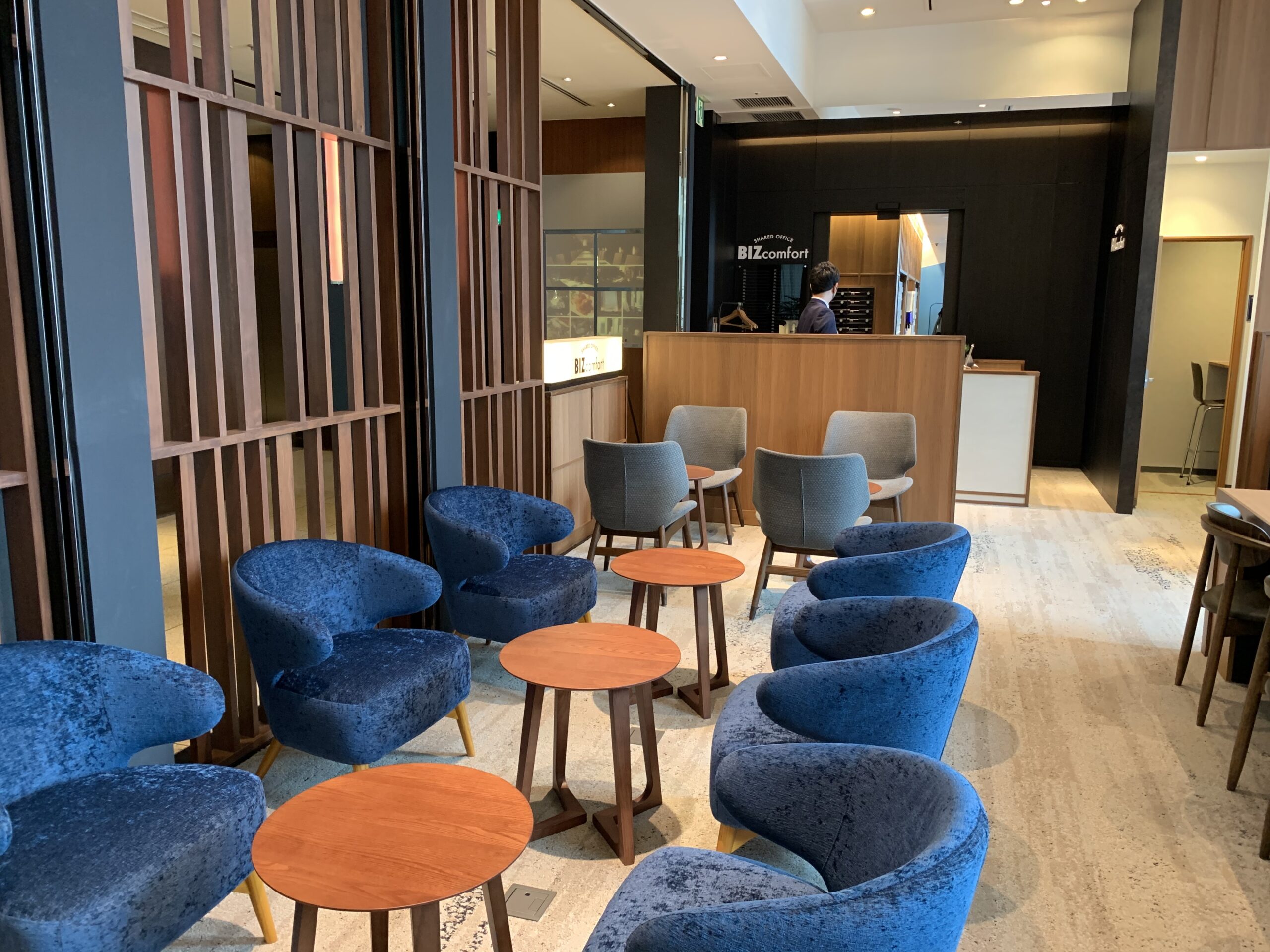 まずはカフェブース。 食事OKのスペースです。 カフェブースの名称ですが ここでフードやドリンクが 提供されるわけではありません。 電源もあるので、食事をしながら 仕事に打ち込むこともできます。