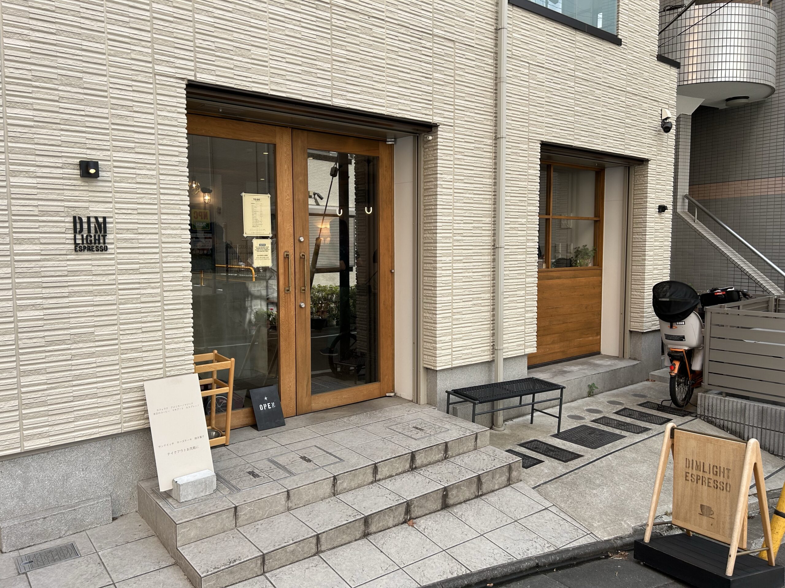 代々木駅西口　DIM LIGHT ESPRESSO COFFEE