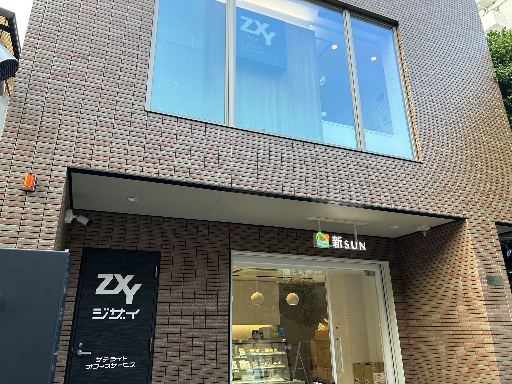 三軒茶屋駅世田谷線出口　ZXY［ジザイ］三軒茶屋